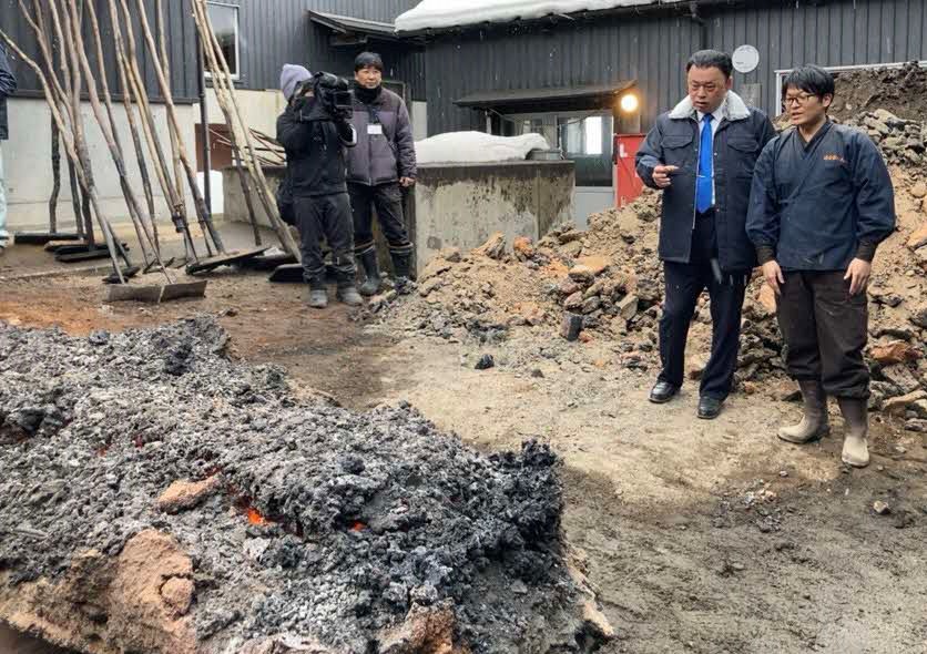 「けら出し」を見学する知事