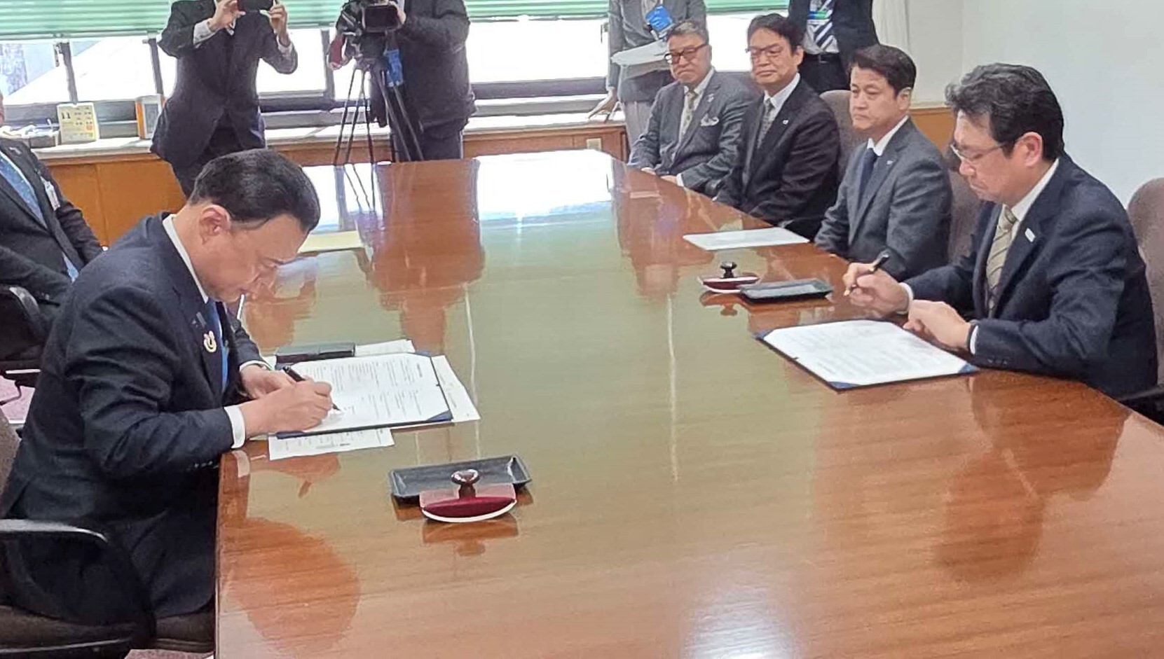 協定書締結のようす