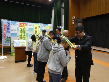 反射材の贈呈のようす