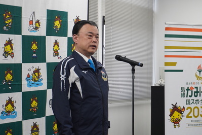 訓示をする知事