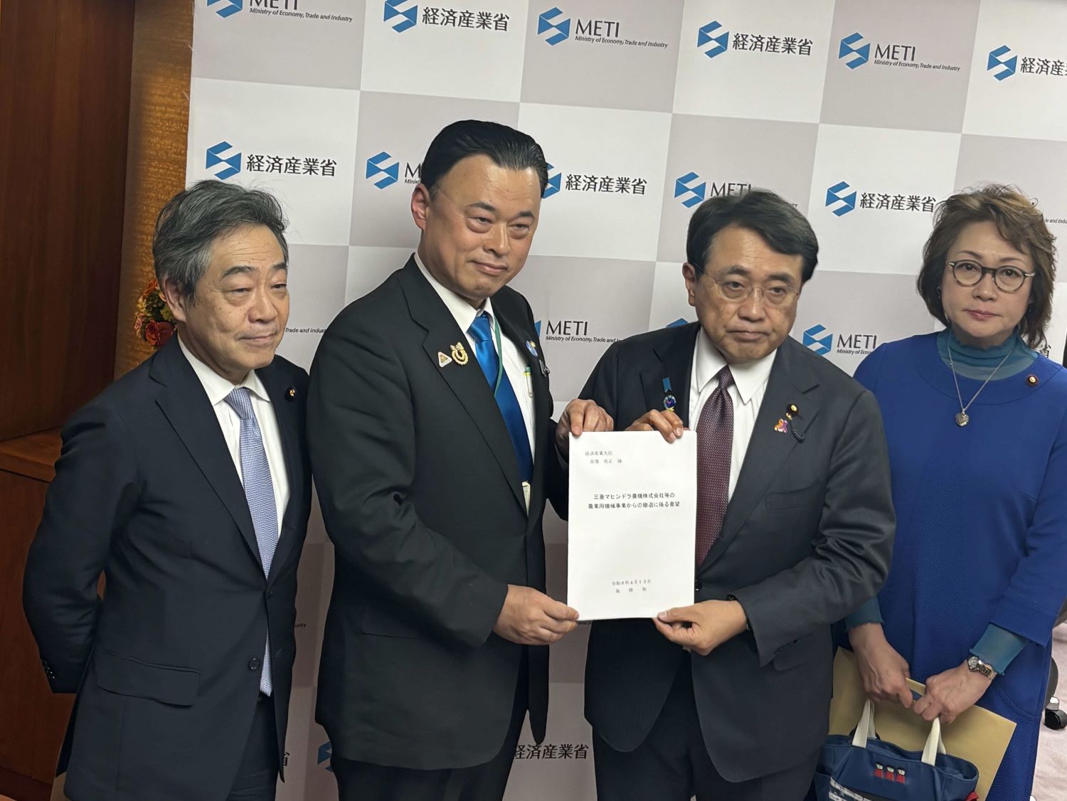 赤澤経済産業大臣への要望書提出のようす