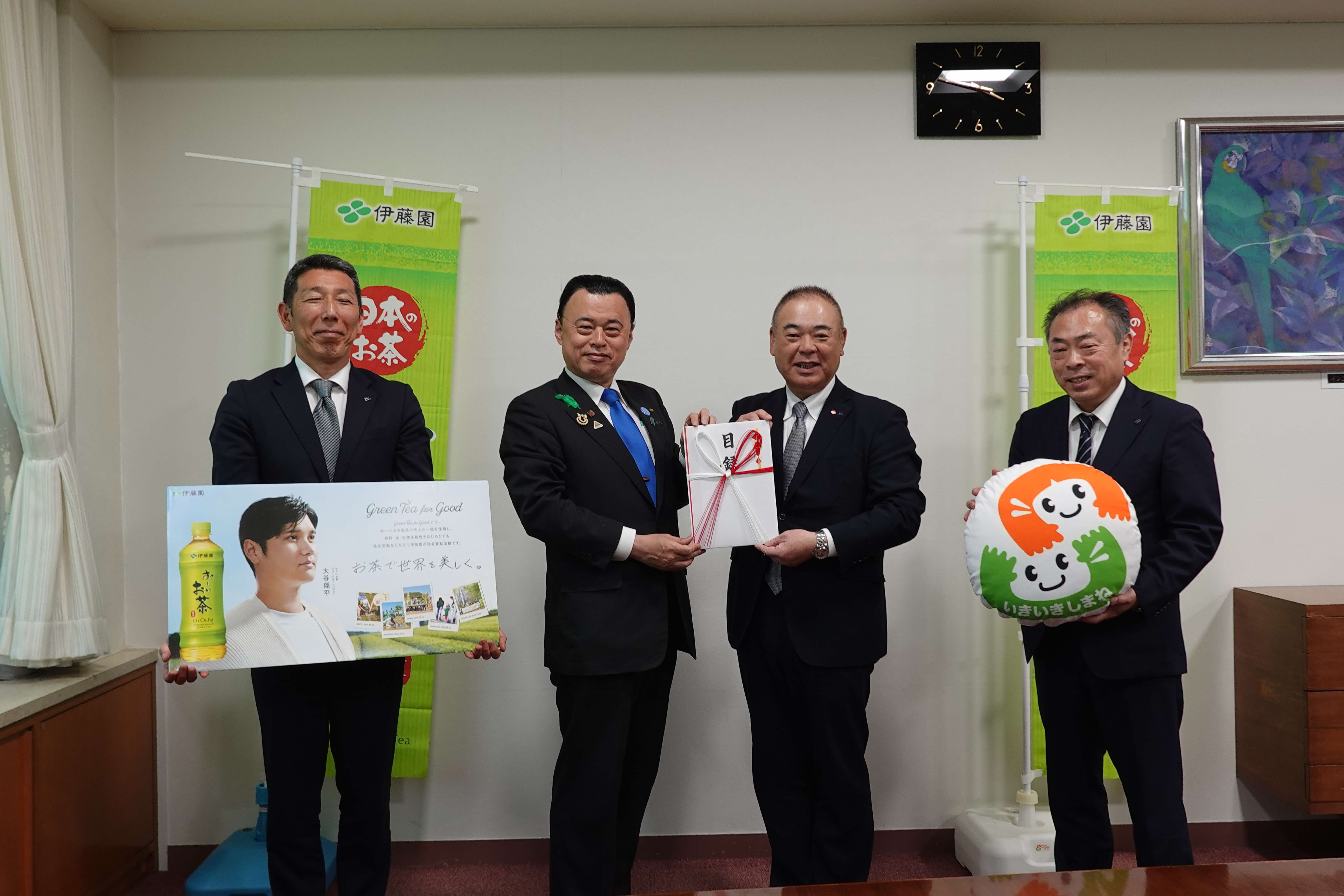目録贈呈後の記念撮影