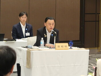 発言する知事