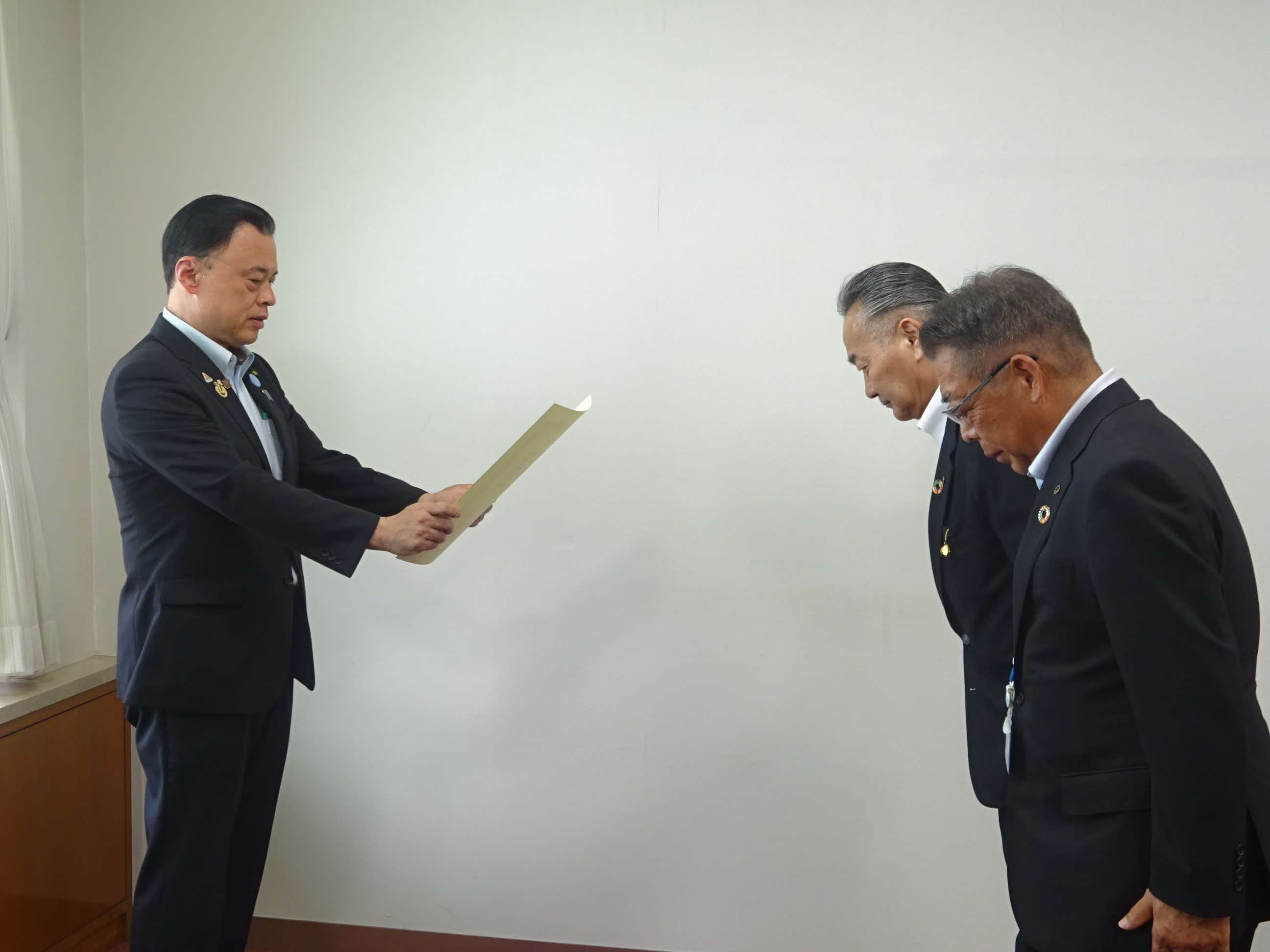 平塚代表取締役社長へ賞状授与