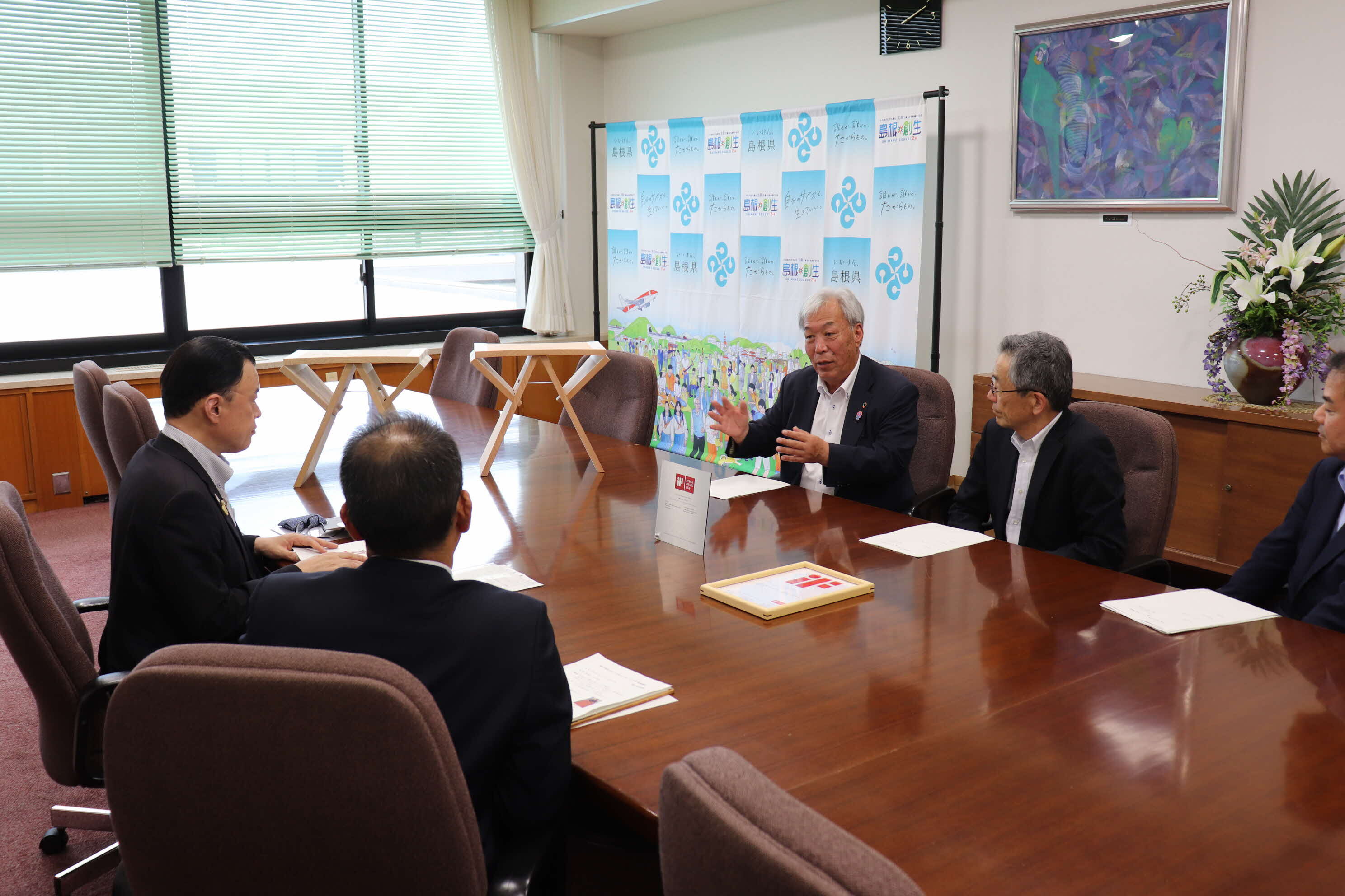 受賞作品「MUSUBI（むすび）」の説明を受けるようす