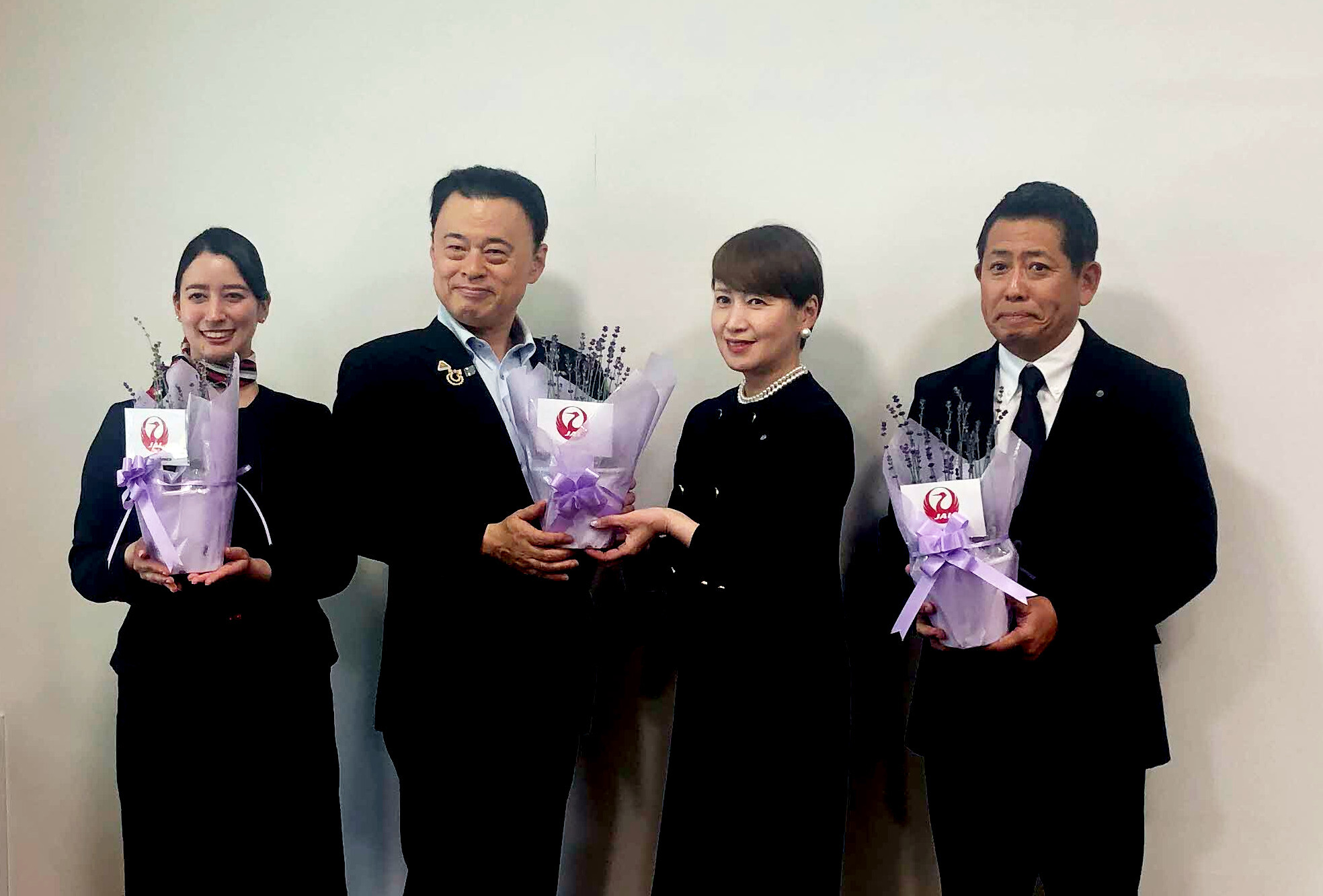 宮坂久美子西日本支社長（中央右）、伊藤宏樹山陰支店長（右）、ＪＡＬふるさとアンバサダーの藤田エミさん（左）