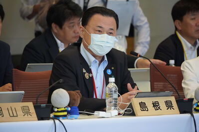 会議に出席する知事