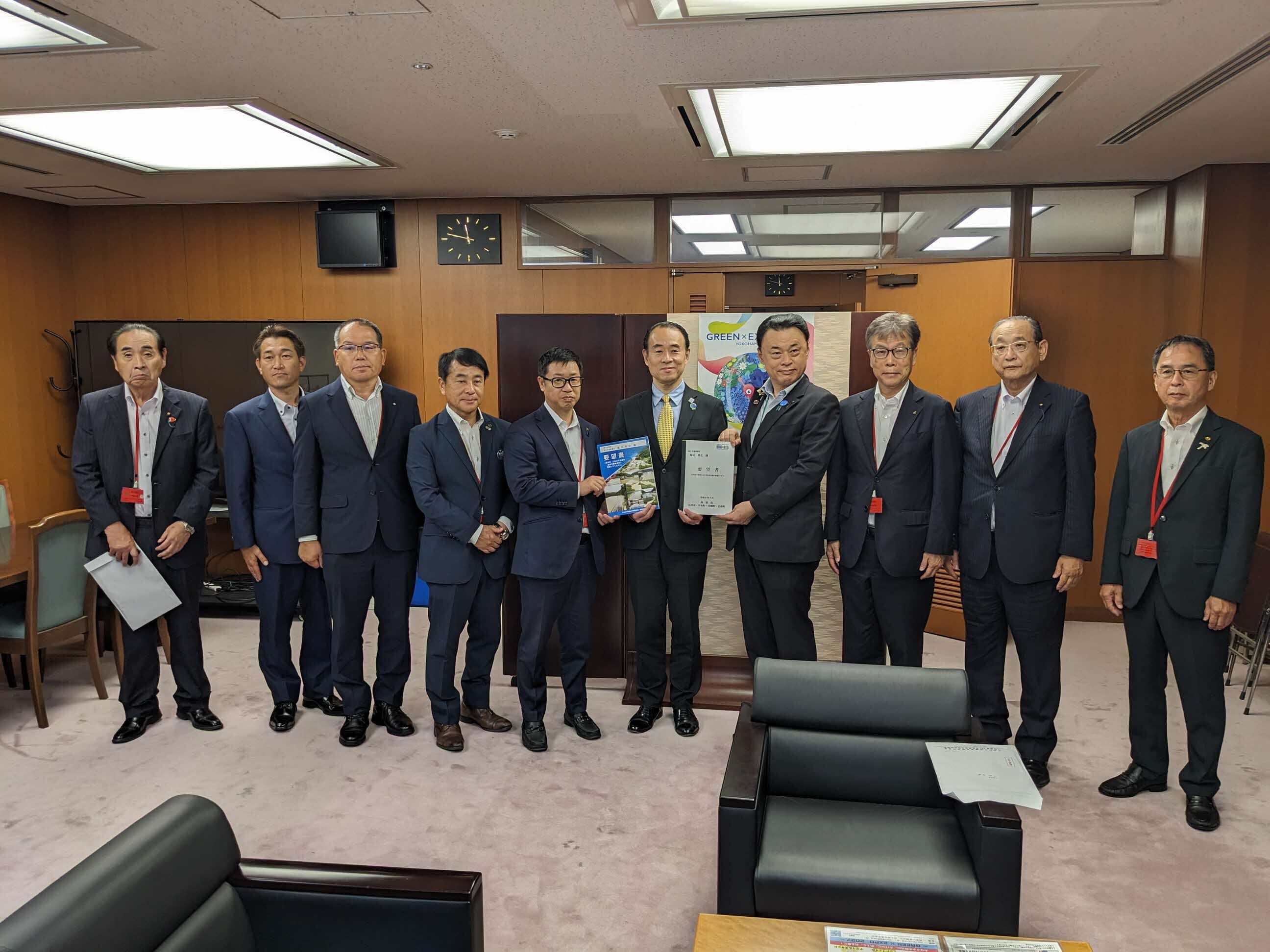国土交通省塩見国土交通審議官（右から５人目）