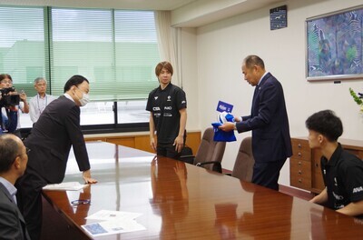 知事へ新しいロゴが入ったユニフォームをプレゼント
