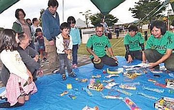 万葉公園で開催された交流会の様子の写真（１枚目）