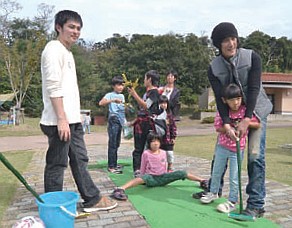 万葉公園で開催された交流会の様子の写真