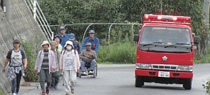 津波避難訓練で避難場所に向かう住民の画像