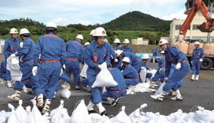 水防訓練で土のうを作る隠岐の島町消防団員の画像