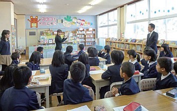 学校図書館を活用した授業風景＝大田市内の小学校の写真