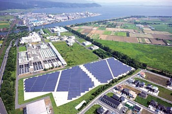 松江太陽光発電所（事業者：平井建設）＝松江市竹矢町、東部浄化センター内の写真