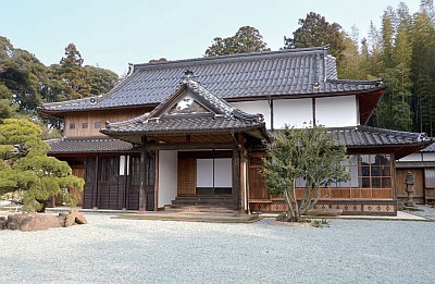 明治期に建てられた母家を改修した村上家資料館の写真