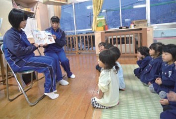 園児と交流する中学生の写真１枚目