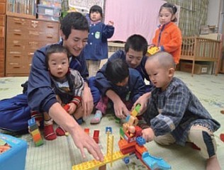 園児と交流する中学生の写真２枚目