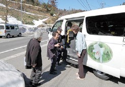 住民運ぶせせらぎ号の写真