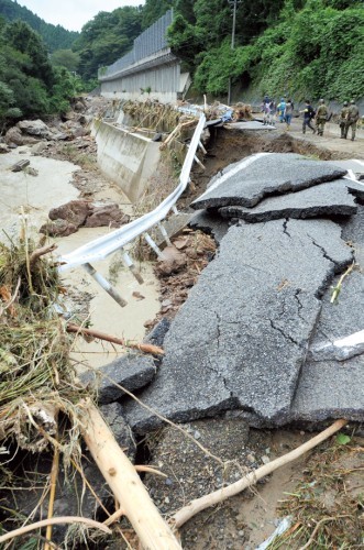 路面が崩れた津和野町高峯地区の県道萩津和野線の写真