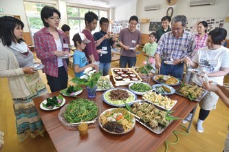 山菜やイノシシ肉などを使った田舎料理に舌鼓の写真