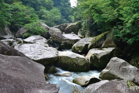 畳岩から眺めた鬼の舌震の巨岩群の写真