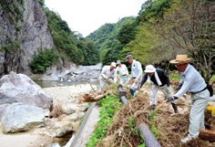 復旧作業に励む断魚開発組合のみなさんの写真