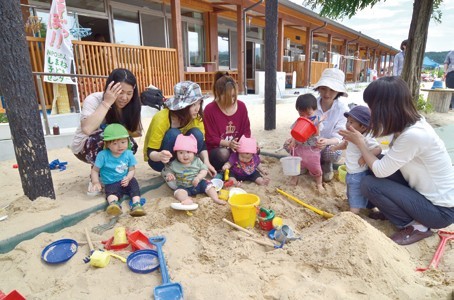 外遊びを楽しむ親子の写真