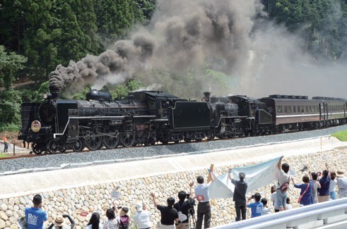 ＪＲ津和野駅に向けて、復旧した山口線を走るSL「やまぐち」号の写真