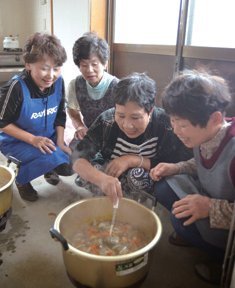 調理する中海漁協のみなさんの写真