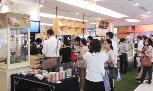 多くの客でにぎわう日本茶と和菓子のＰＲイベントの写真