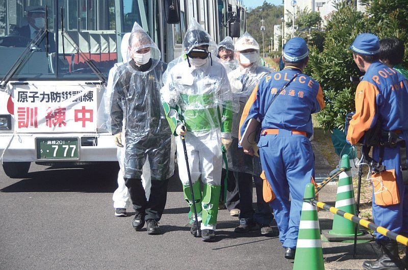 避難訓練に臨む参加住民の写真