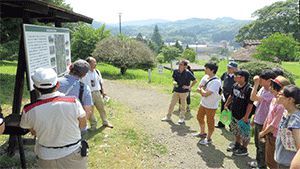 宿題を教える夏休み勉強会の写真