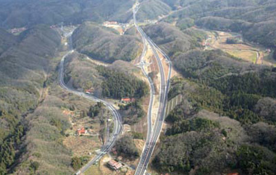 新たに開通した仁摩温泉津道路の写真