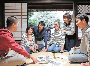 活動について話し合うふるさとつなぎのメンバー＝ギャラリーしわく屋の写真