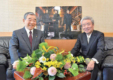 坂根正弘コマツ相談役（右）と溝口善兵衛知事の写真