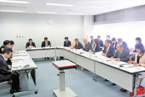 三重県立図書館で事業概要について説明を受け、意見交換を行う委員の写真