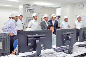 江津バイオマス発電所で稼働状況について説明を受ける委員の写真