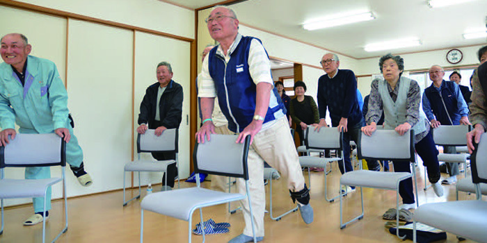 飯南町長生き体操に取り組む佐見地区の皆さんの写真