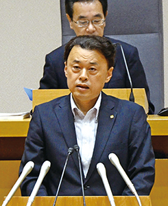 6月県議会で県政運営の考え方を述べる丸山達也知事の写真