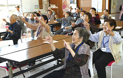 参加者の笑顔が見られる「志学ほっといどばた」の写真