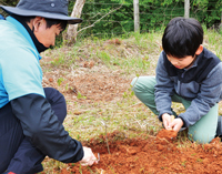 スクールステイで育てた苗木を植樹する様子