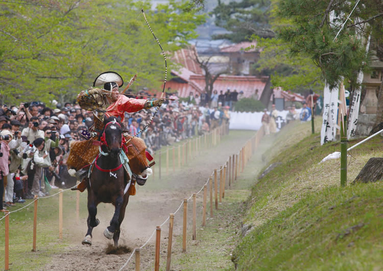 人馬一体の流鏑馬神事の写真