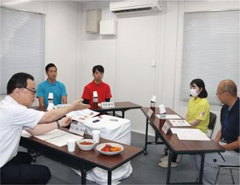 知事と語る車座トークの様子の写真