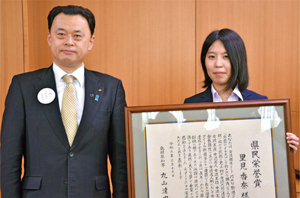 丸山達也知事と里見香奈さんの写真