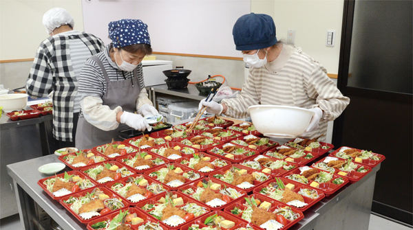 配食サービスのお弁当を作る様子