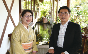 4代目主人の石飛硯一郎さんと女将の石飛奈美さんの写真