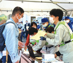 屋外の総合受付の写真