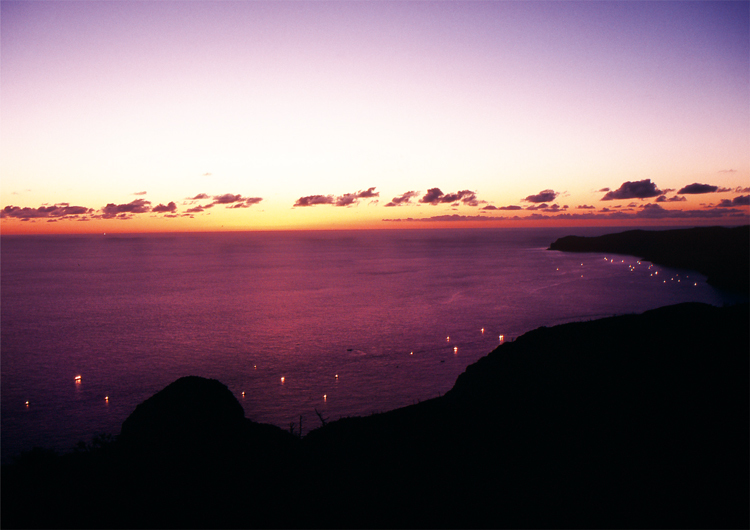 隠岐の島の夕暮れの海の写真