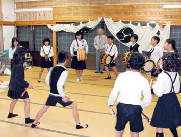 地域の方が子どもたちに伝統芸能を指導する様子＝大田市高山公民館の写真